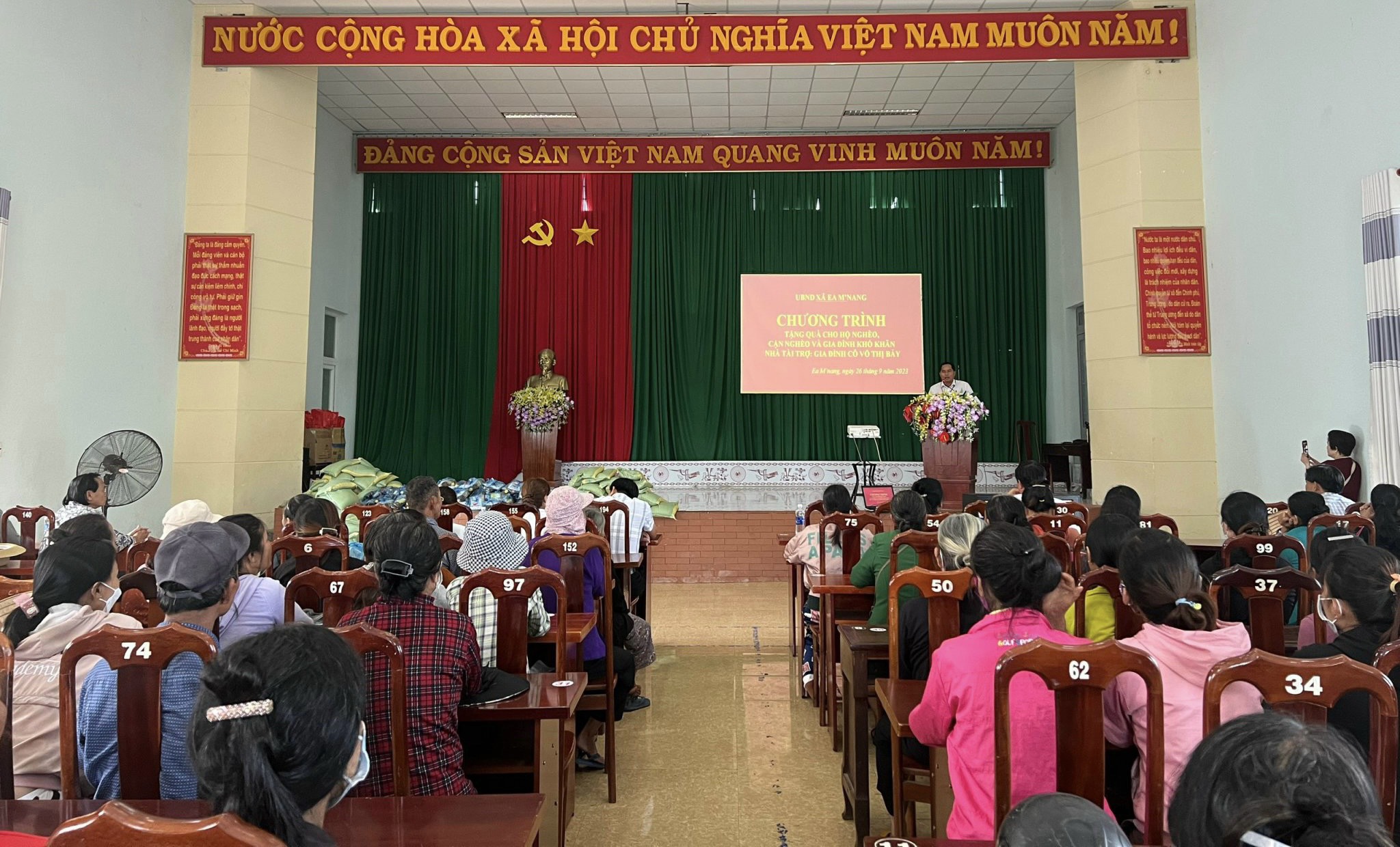 UBND xã, UBMTTQVN xã và các đoàn thể xã Ea M'nang phối hợp mạnh thường quân tặng quà cho hộ nghèo, hộ cận nghèo và hộ gia đình khó khăn trên địa bàn xã